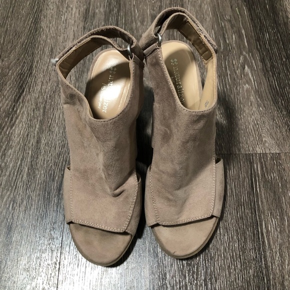 Naturalizer Lucky Block Heel Sandals 7W N5 Comfort Tan Suede Peep Toe - Picture 1 of 8